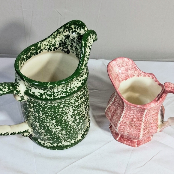 Set of 2 Christmasy Hudsonware Ceramic Vintage Red & Green Cottagecore Pitchers - Picture 8 of 10